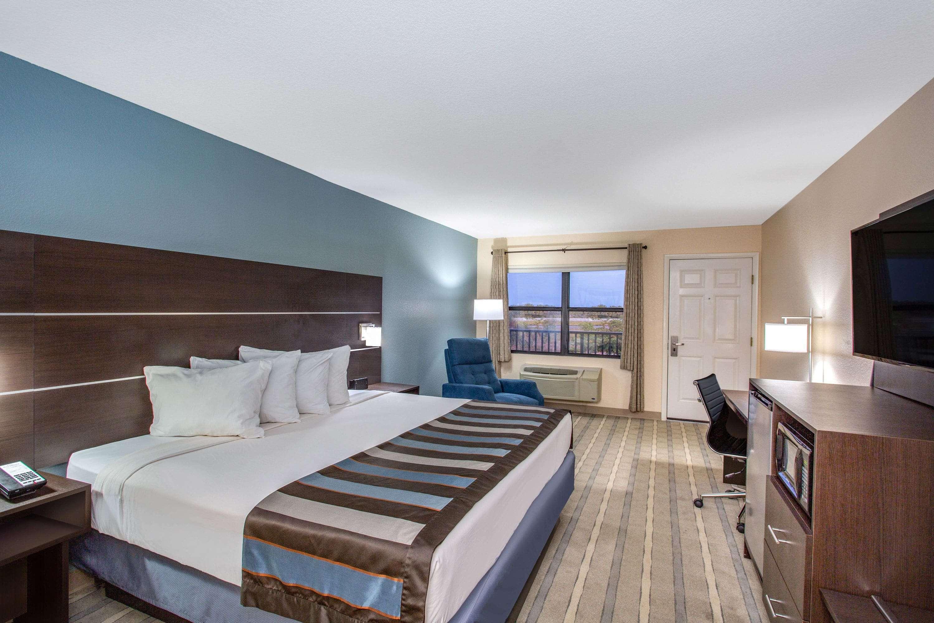 Baymont By Wyndham Punta Gorda/Port Charlotte Hotel Exterior photo