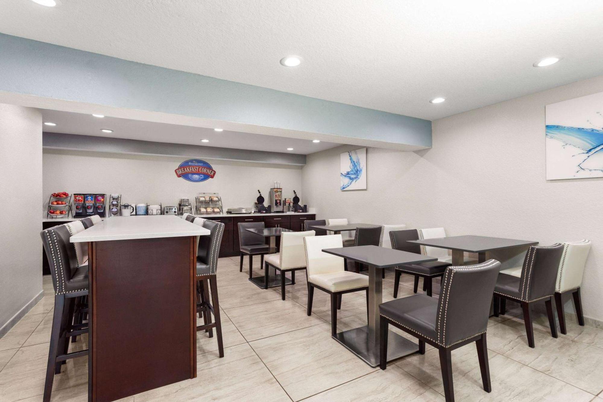 Baymont By Wyndham Punta Gorda/Port Charlotte Hotel Exterior photo